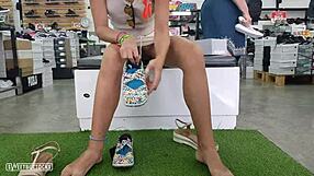 ไม่มีกางเกงใน อัพสเกิร์ตโดนจับในร้านขายรองเท้าสับสน