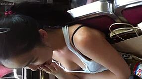 Gadis Asia tertangkap kamera dengan pandangan downblouse yang licik