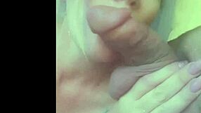 Сесия за обожание на кур в Snapchat с възбуден доведен брат