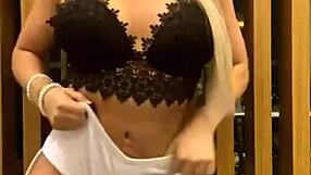 Iara loira shows her pussy