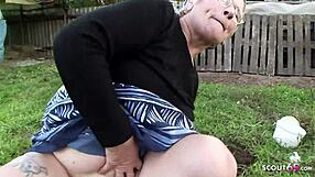 Stara Babcia w Okularach Rżnięta przez Młodego Robotnika w Ogrodzie