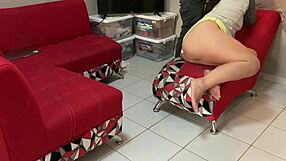 Mi hermanita peruana limpia la casa y no puedo dejar de pensar en su tremendo culo y deseos solitarios