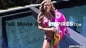 섬머 빅슨이 가슴 만지고, 큰 엉덩이 타고, 자위하며 개새끼 자세로 깊은 목 사정받아