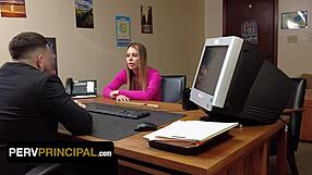 אמא חורגת שולטת במנהל הפרברט עם מציצה וזיין פנים