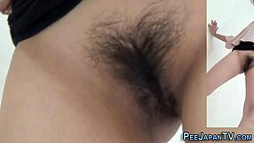 Egy szégyenlős bozontos ázsiai tini 18+ 18+ elkapták, ahogy hugyozik nyilvános helyen. Az ideges pillantásai tették még forróbbá a voyeur jelenetet.