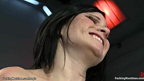 สาวผมน้ำตาลใหญ่โดนเครื่องเย็ดตูดพุ่งน้ำแตก