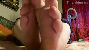 Curvy amateur plays with bare toes and soles