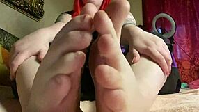 Curvy amateur plays with bare toes and soles
