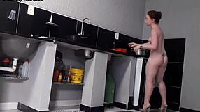 N�o Consigo Despedir Essa Empregada com Bunda Gostosa que Me Excita na Faxina Semanal