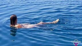 Nippleringlover 变态妈妈极致穿孔乳头在公共海滩裸泳，太刺激！