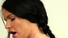 Hottie Jahat Telan Sperma Setelah Disemprot di Muka