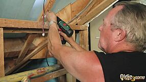 Szczęśliwy stary facet dostaje obciąganie od pięknych 18+ dziewczyn w dzikim trójkącie