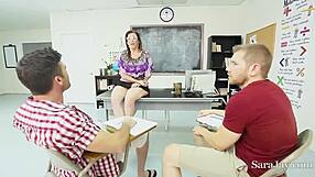 Kåt storbarmet lærer Sara Jay dobbeltkneppet! Frisk sperm facial eksplosion!