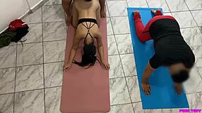 เทรนเนอร์จับนมแฟนสาวต่อหน้าหมอนัดตื่นเต้นทั้งคู่