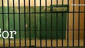 Dominatrix Mistress April castiga esclava femenina indigna en dilema Flintstones