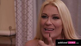 قطة مثيرة عصيرية تنفث بقوة على وجه ميلف أثناء لعب أصابع مكثف