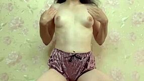 Garota Deseja Diversão ao Ar Livre com Sua Buceta Depilada Apertada