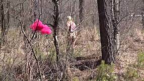 Blondi isolla perseellä riisuu metsässä ja leikkii karvaisella pillullaan ulkona