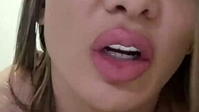 Эй, хочешь посмотреть на сексуальные ноги Калы, демонстрирующие ту пизду?