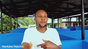 Blondă curvy culturistă își arată corpul musculos uriaș