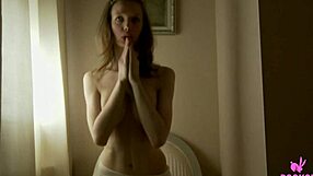 Uau! A Pequena Babe Sorridente Mostra Tetas Pequenas na Ação de Quatro