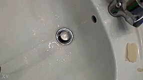 嘿，想看我硬着撒尿吗？