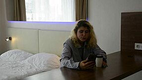 Hey, barda ateşli bir sarışınla sert sikiştim!