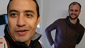 Mais um corninho feliz com hotwife satisfeita em ação