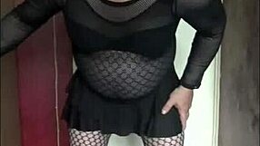 Сисси-кроссдрессер умоляет проглотить струю из трубки