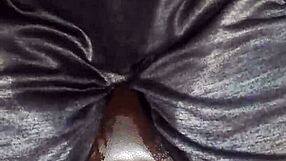 gaste85在厨房小憩时被抓到尿尿