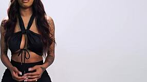 Já viu uma milf peituda de ébano como September Reign gozando de pertinho?