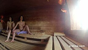 Italialaiset kaunottaret vapauttavat villin lesbo-passion kylpylässä