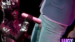 舞娘邀請客人同樂共度激情時光