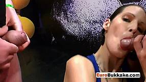 哇，饥渴欧洲妹子在狂野群交中接黑屌尿液！