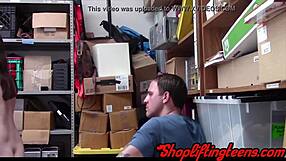 헤이, 나 도둑질하다 걸렸어, 이제 쇼핑몰 경비원한테 힘껏 박혀!