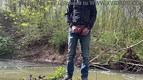 Nadržaný tučný cudzinec s veľkým zadkom si to robí pri jazere