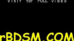 Elegantná brunetka slúžka sa pomaly vyzlečie, dráždi svoje BDSM túžby v hardcore hre