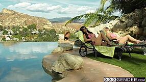 Hey Kenzie, wie fühlt sich der dicke Schwanz von Shemale Chanel Santini an?