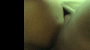 에보니 여자가 개 스타일로 박히며 친구에게 잡히는 섹스