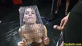 Cewek Aneh Minum Air Kencing di Aksi Grup Liar