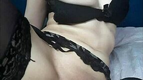 Ei, enteado, deixa eu te mostrar como lamber e chupar uma buceta raspadinha direitinho