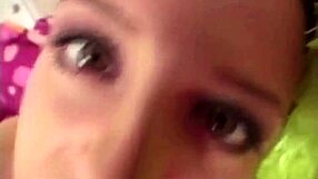 Эй, хочешь увидеть, как милая блондинка ласкает свою киску крупным планом?