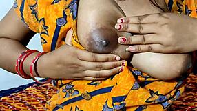 Desi kočka má sexy kundu lízanú v detailnom zábere dnes večer