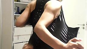 A barátom imádja keményen dugni a forró anyukámat!