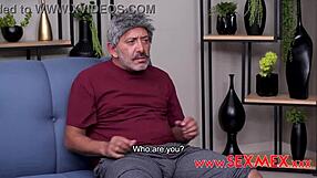 Natalia García kouří tvrdý péro nevlastního dědečka