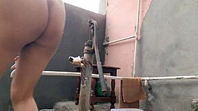 Sexy pár si užíva horúci kúpeľ s nežnými dotykmi