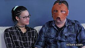 Warum sehnt sich diese geile Nympho nach brutalem Anal-Schmerz?