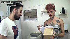 Entregador Berjenggot Ngisep Kontol Besar Travesti Cantik dan Muka Penuh Susu Lengkap di Red