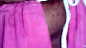 タミルおばさんが夫の友達に情熱的にキス