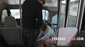 Скучаеща млада мацка и милф се качват на дива безплатна езда!